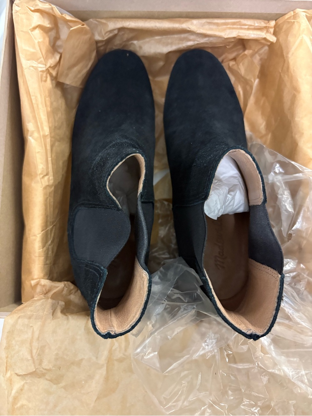 Madewell Chelsea Boots in Suede. Size 9. New. Black.